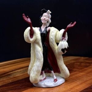 Rare Hand Made Royal Doulton Disney Cruella De Vil DM1 101 Dalmatians England